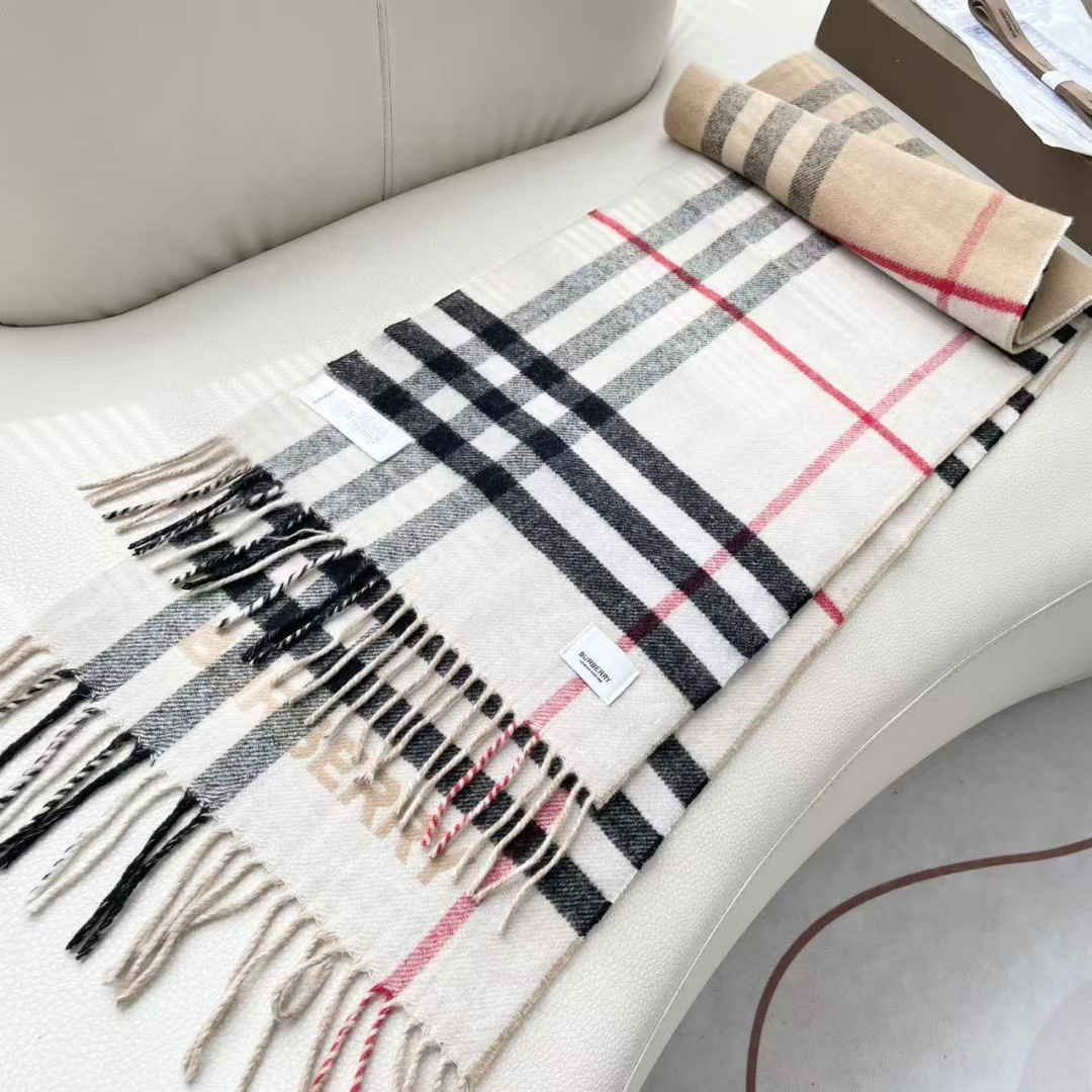 Burberry 匠心巨作。· 经典大格双面提花羊绒围巾👍完全等于2条围巾‼️品牌首席创意总监Ricca