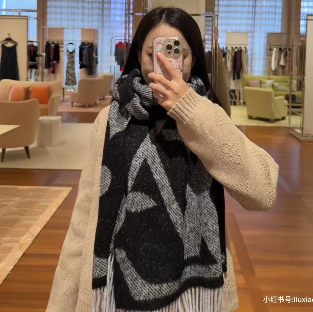 LV 最新款围巾，男女士的福利 超温柔洋气的双面设计！！】感觉这个比以往的设计都更显年轻更显温柔更气质有