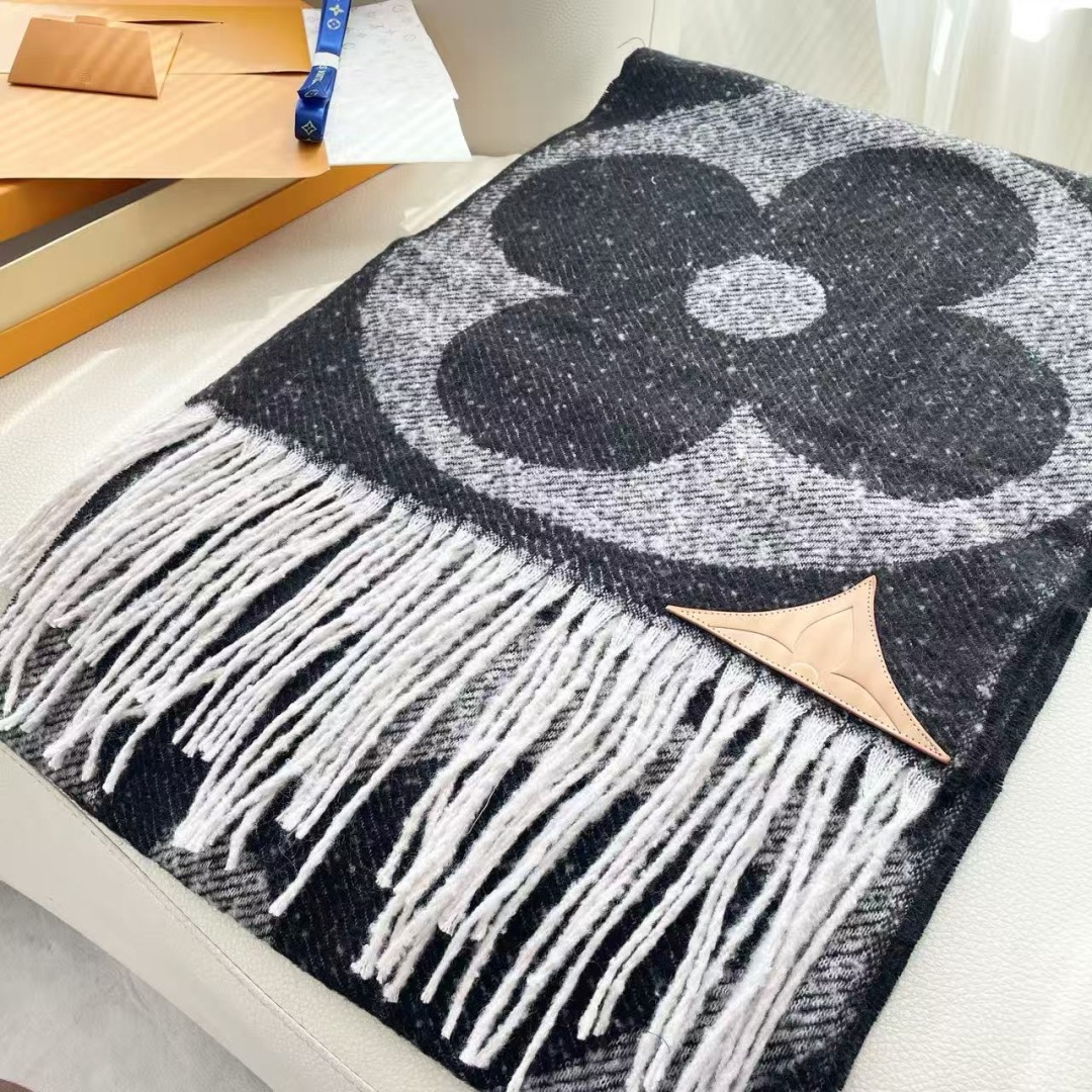 LV 最新款围巾，男女士的福利 超温柔洋气的双面设计！！】感觉这个比以往的设计都更显年轻更显温柔更气质有