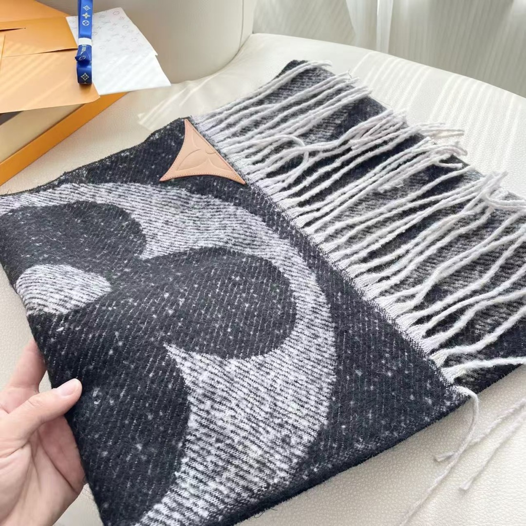 LV 最新款围巾，男女士的福利 超温柔洋气的双面设计！！】感觉这个比以往的设计都更显年轻更显温柔更气质有