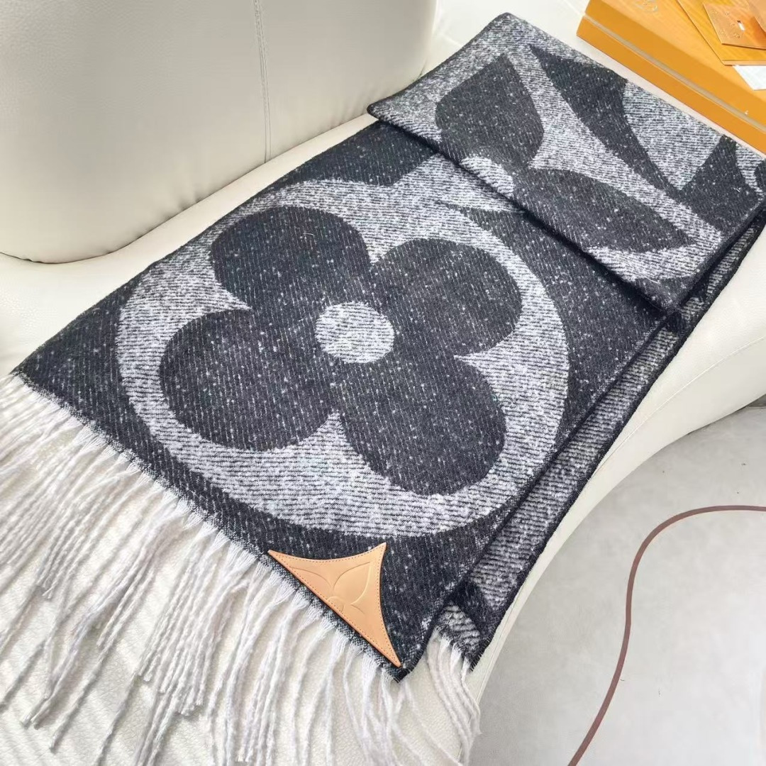 LV 最新款围巾，男女士的福利 超温柔洋气的双面设计！！】感觉这个比以往的设计都更显年轻更显温柔更气质有