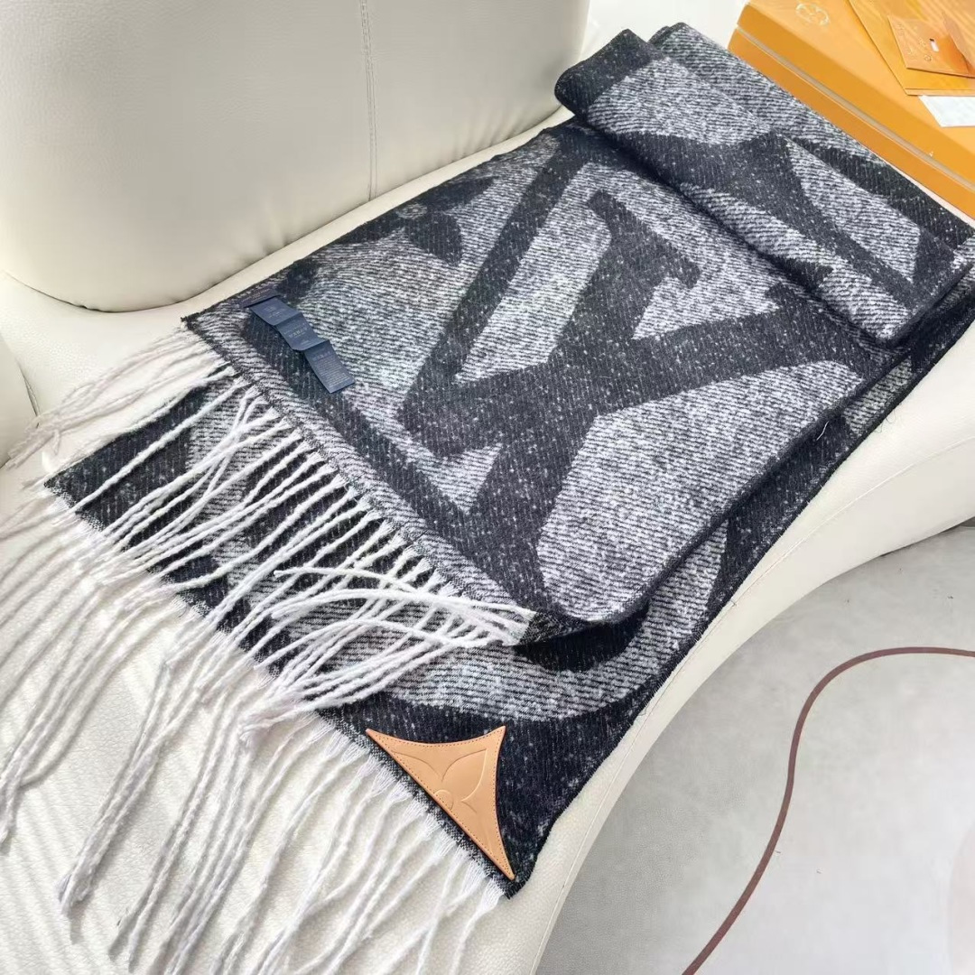 LV 最新款围巾，男女士的福利 超温柔洋气的双面设计！！】感觉这个比以往的设计都更显年轻更显温柔更气质有