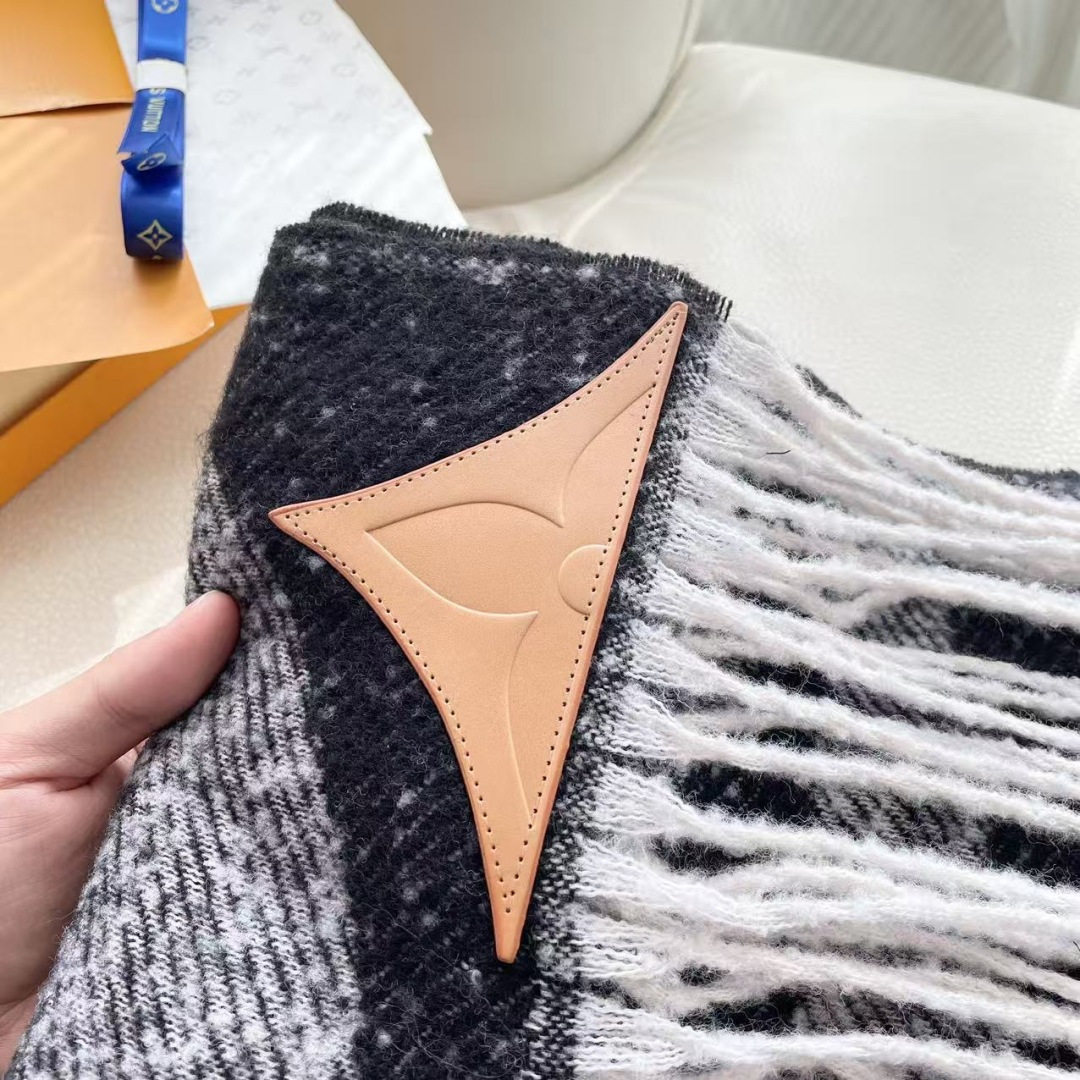 LV 最新款围巾，男女士的福利 超温柔洋气的双面设计！！】感觉这个比以往的设计都更显年轻更显温柔更气质有