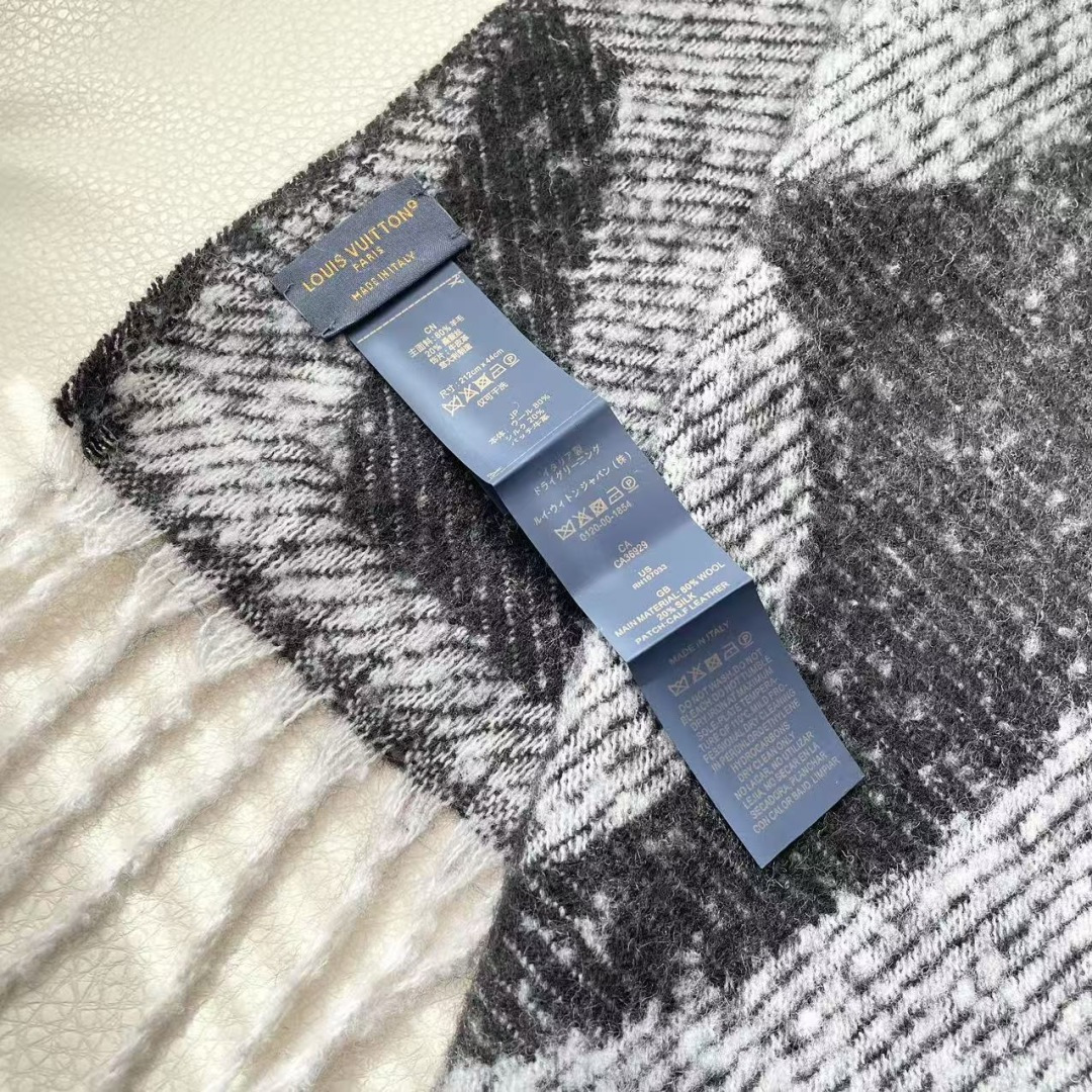 LV 最新款围巾，男女士的福利 超温柔洋气的双面设计！！】感觉这个比以往的设计都更显年轻更显温柔更气质有