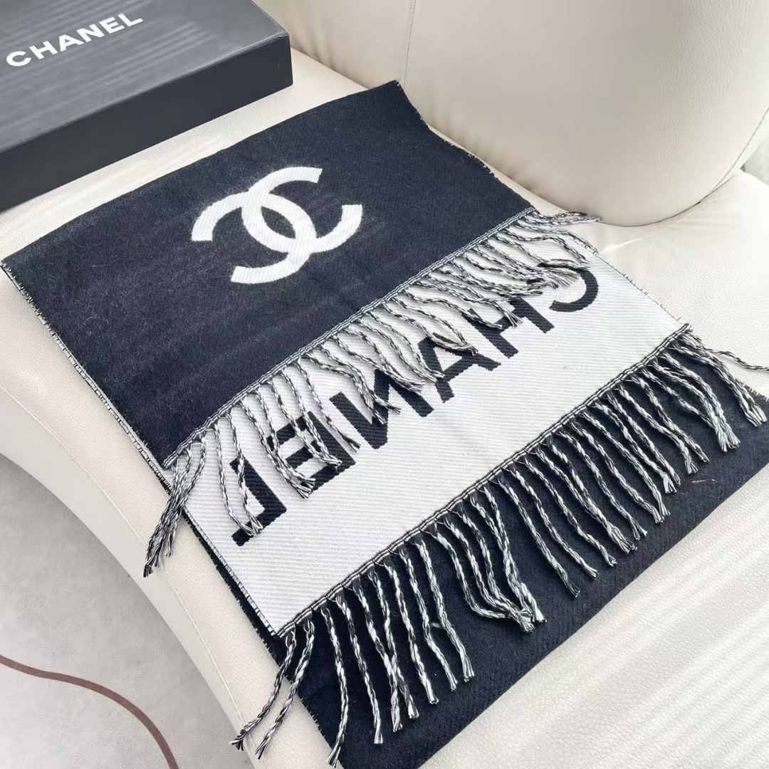 😍👍香奈儿2025专柜最新款‼️【顶级针织围巾】。爆款哦 😘💍实物真心美 🎀披肩配以精美针织💓💃🏻整条围