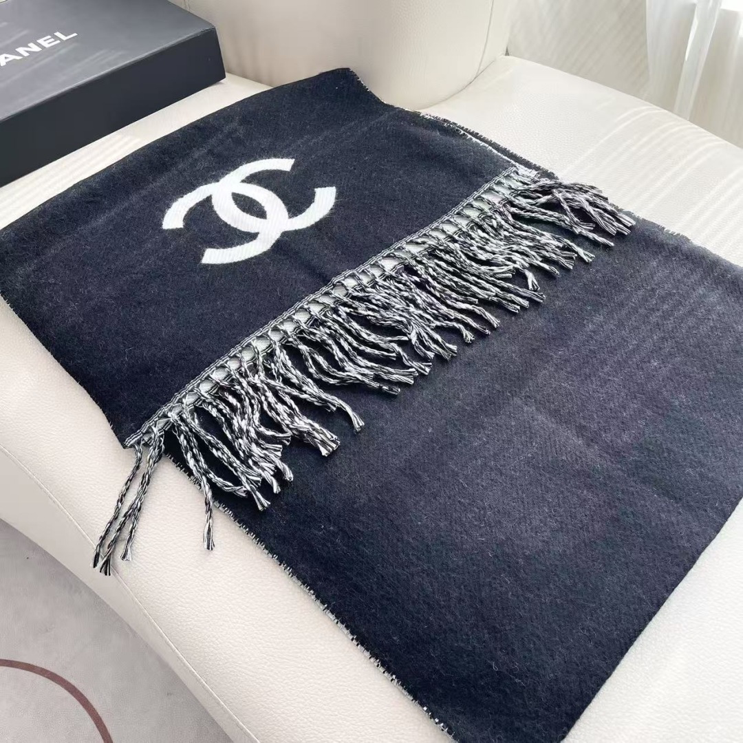 😍👍香奈儿2025专柜最新款‼️【顶级针织围巾】。爆款哦 😘💍实物真心美 🎀披肩配以精美针织💓💃🏻整条围