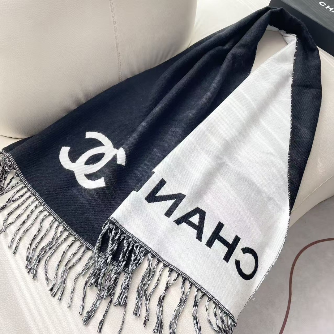 😍👍香奈儿2025专柜最新款‼️【顶级针织围巾】。爆款哦 😘💍实物真心美 🎀披肩配以精美针织💓💃🏻整条围