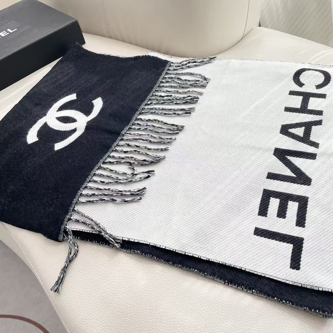 😍👍香奈儿2025专柜最新款‼️【顶级针织围巾】。爆款哦 😘💍实物真心美 🎀披肩配以精美针织💓💃🏻整条围