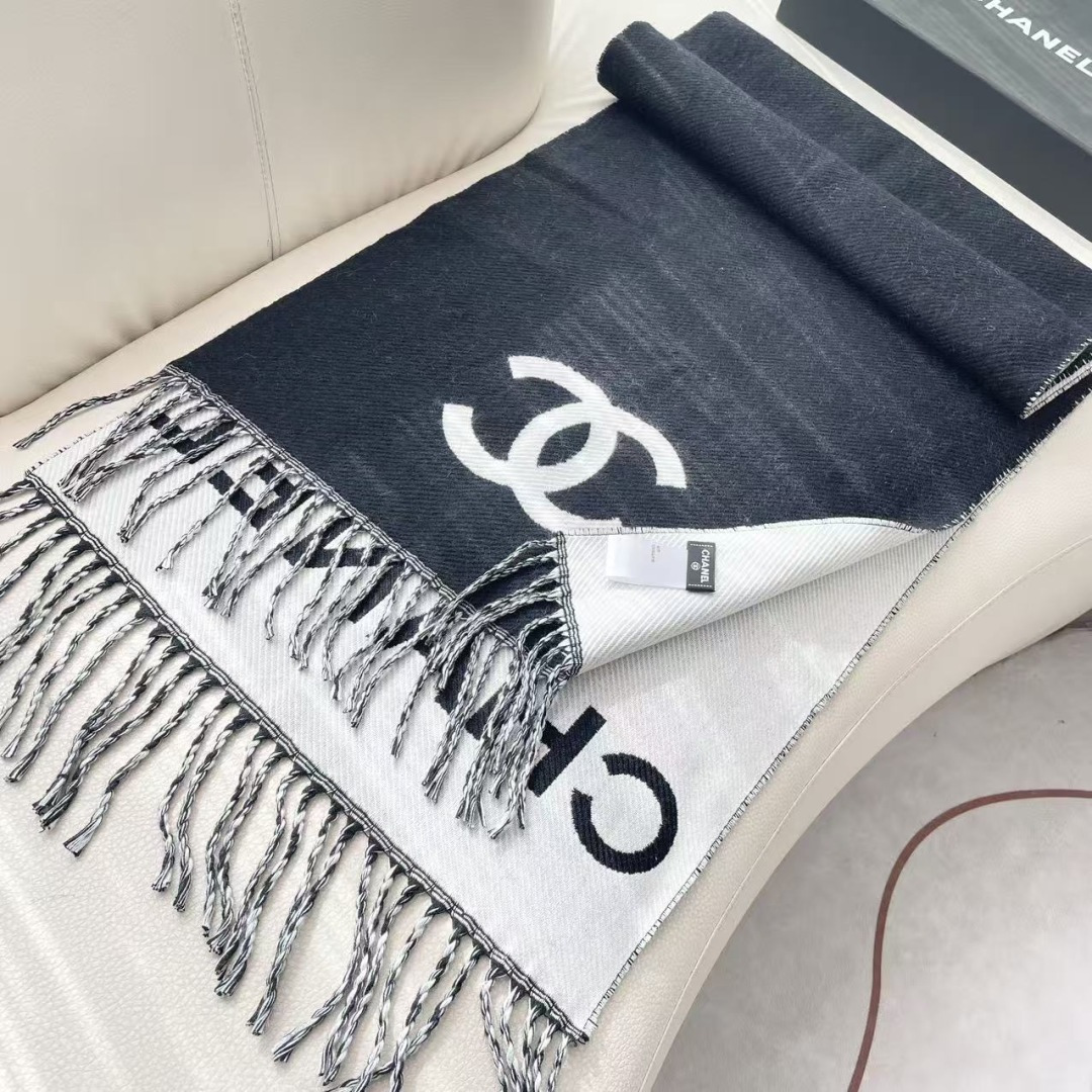 😍👍香奈儿2025专柜最新款‼️【顶级针织围巾】。爆款哦 😘💍实物真心美 🎀披肩配以精美针织💓💃🏻整条围