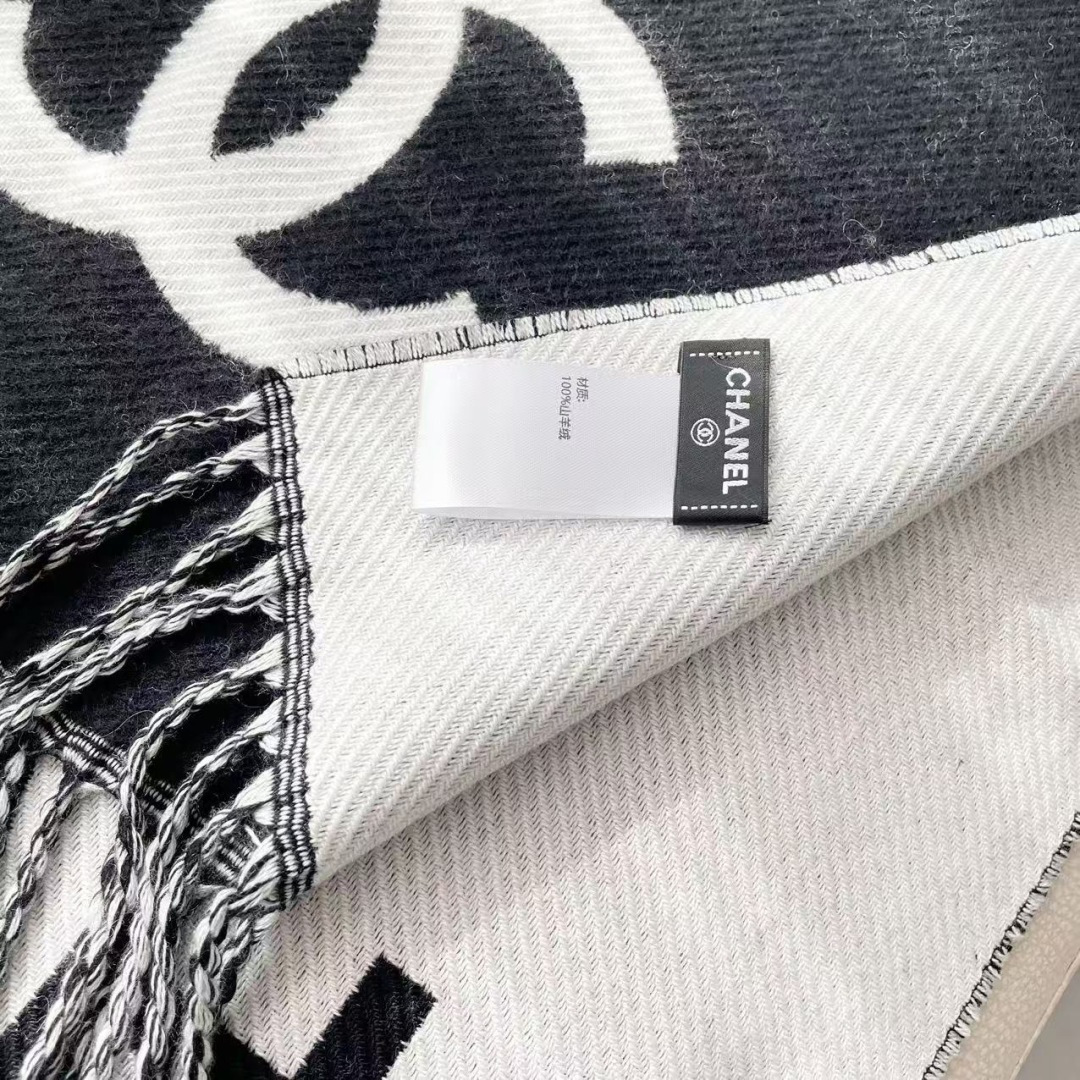 😍👍香奈儿2025专柜最新款‼️【顶级针织围巾】。爆款哦 😘💍实物真心美 🎀披肩配以精美针织💓💃🏻整条围