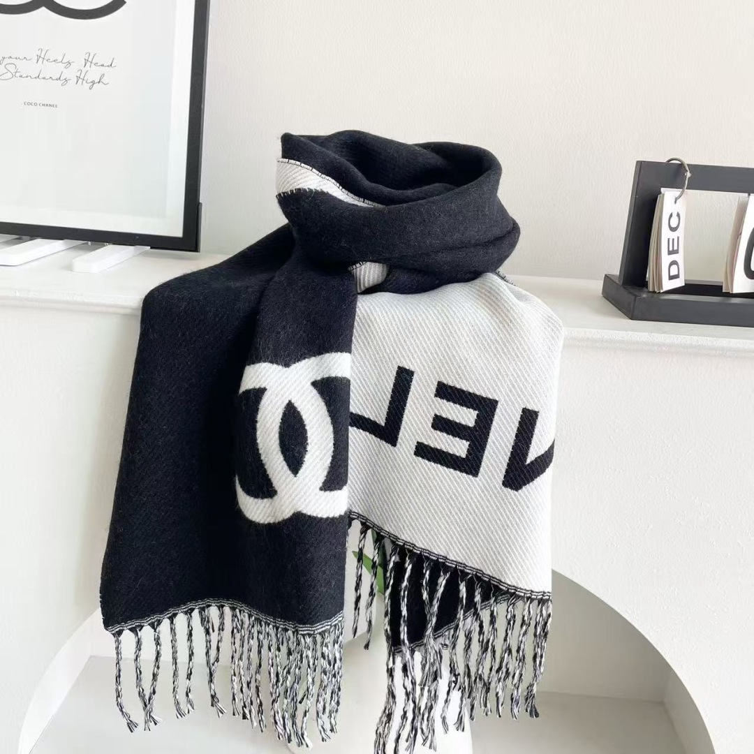 😍👍香奈儿2025专柜最新款‼️【顶级针织围巾】。爆款哦 😘💍实物真心美 🎀披肩配以精美针织💓💃🏻整条围