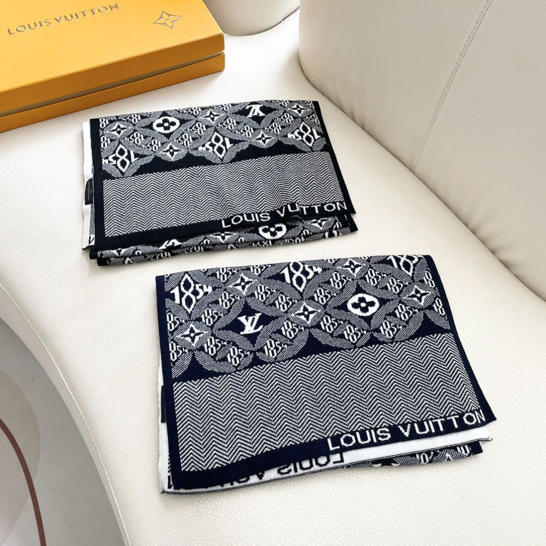 爆款上新 情侣款👍👍LV 独家牛货🐂 奢华尽在尺寸之间，高端品质‼️具有超高羊绒品质才会被此品牌青睐‼️