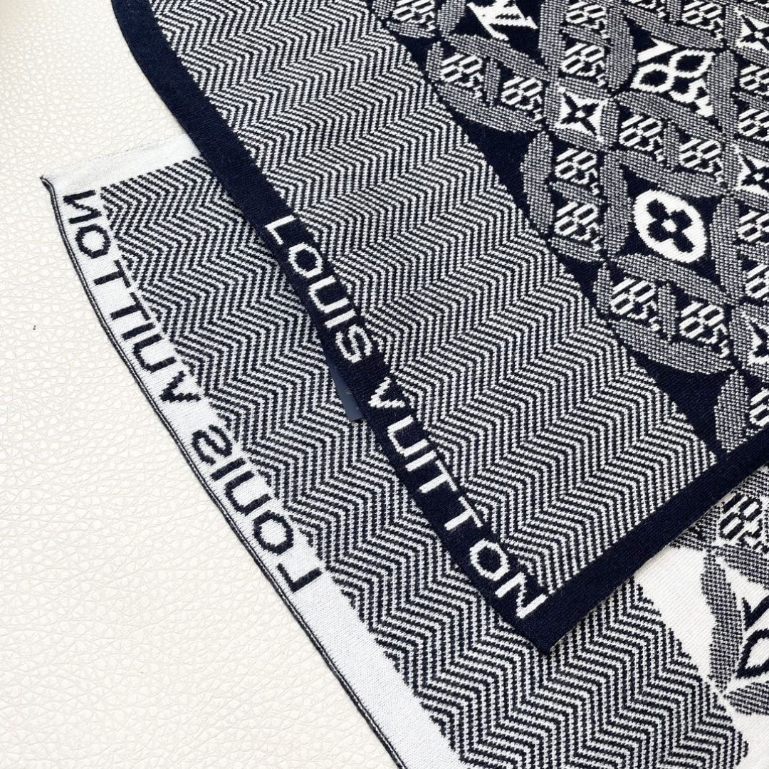 爆款上新 情侣款👍👍LV 独家牛货🐂 奢华尽在尺寸之间，高端品质‼️具有超高羊绒品质才会被此品牌青睐‼️