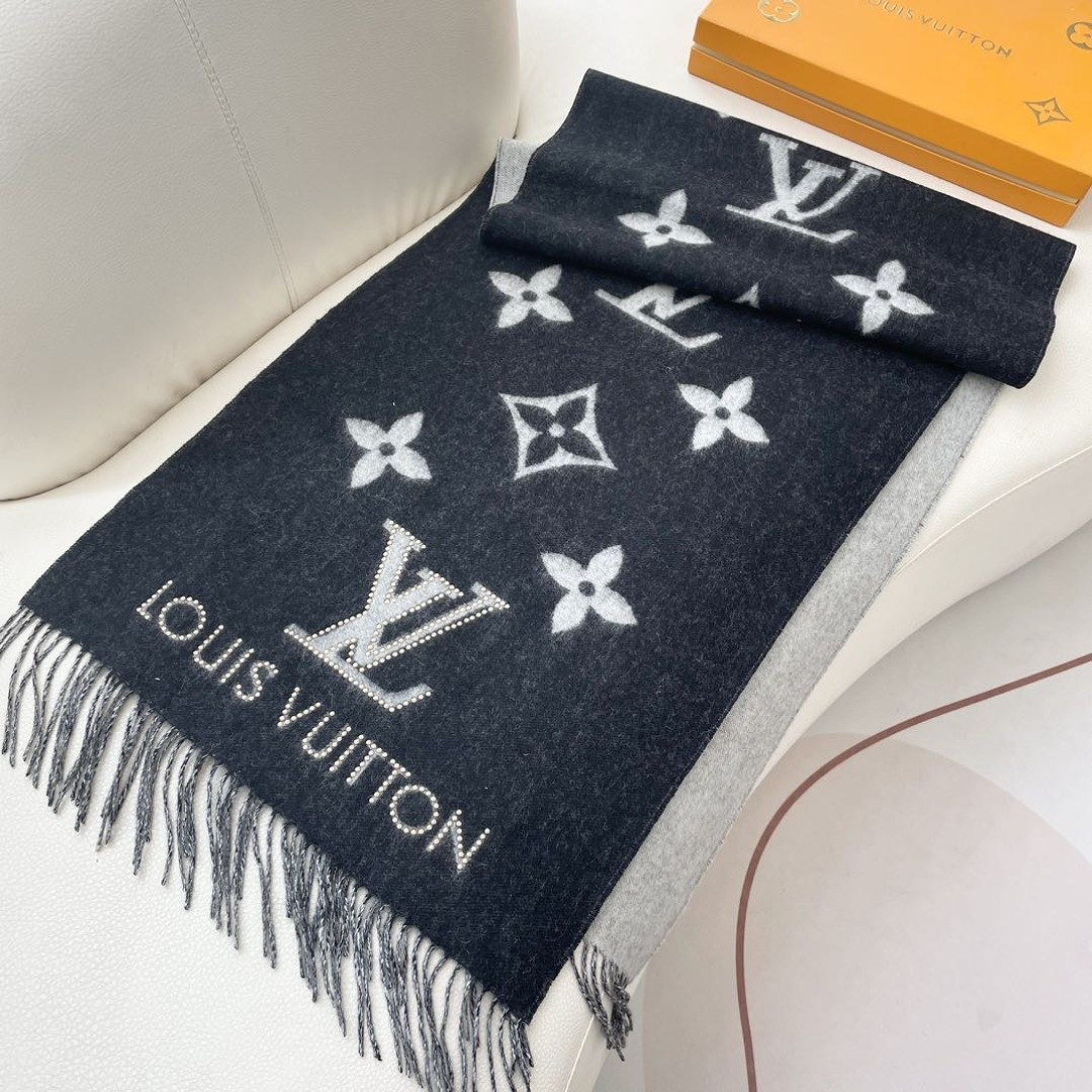 官网同步新款 原单【雷克雅维克铆钉版】此款 Studdy Reykjavik 围巾融入了摇滚元素，为寒冷