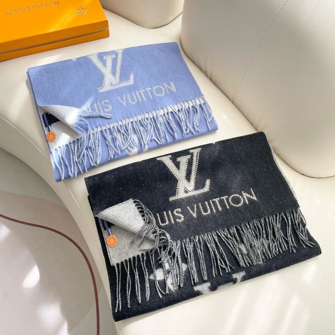 官网同步新款 原单【雷克雅维克铆钉版】此款 Studdy Reykjavik 围巾融入了摇滚元素，为寒冷