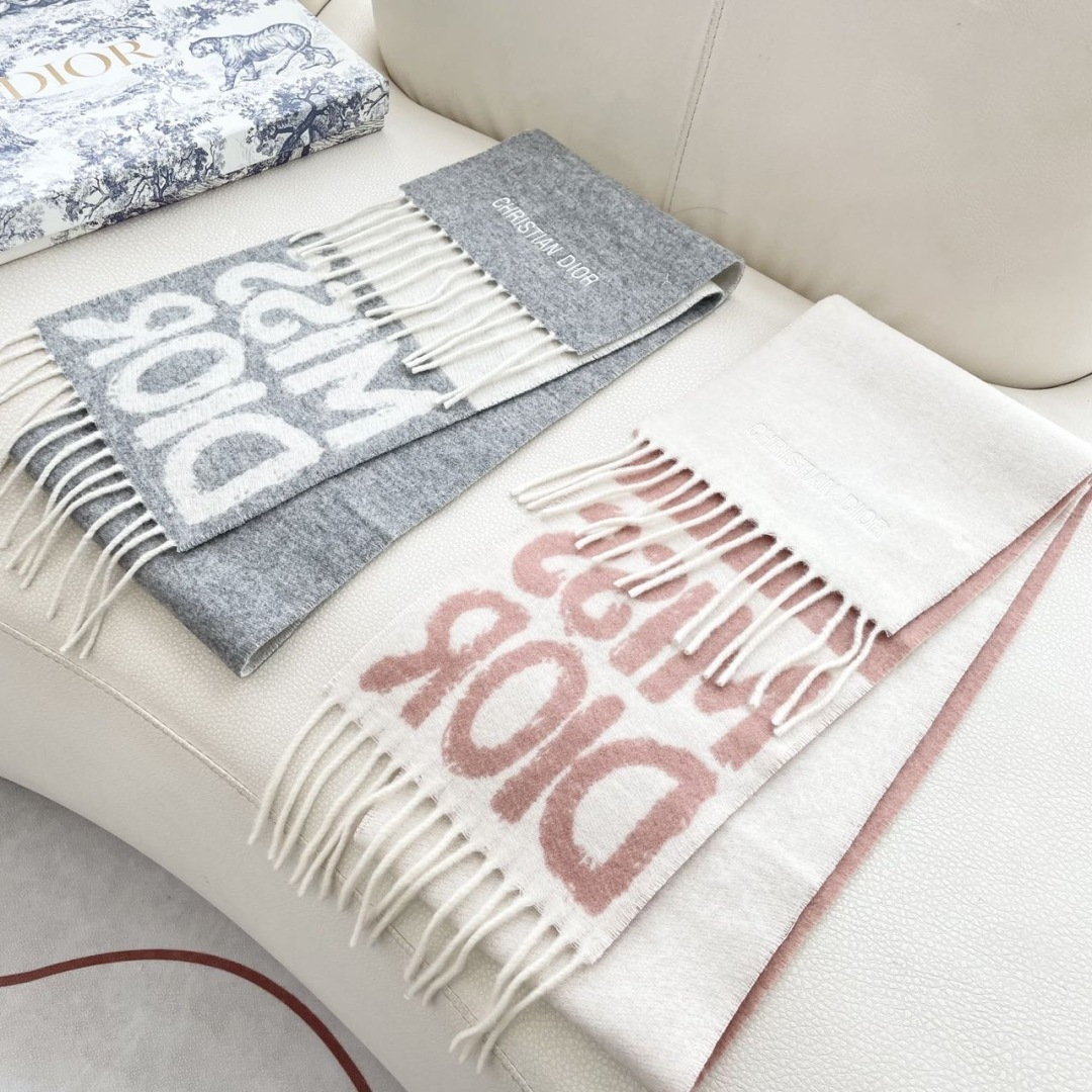 【DIOR 迪奥流苏长巾】尺寸:17×140CM材质:100%山羊绒爆款，专柜最新款式 双面羊绒 超百搭