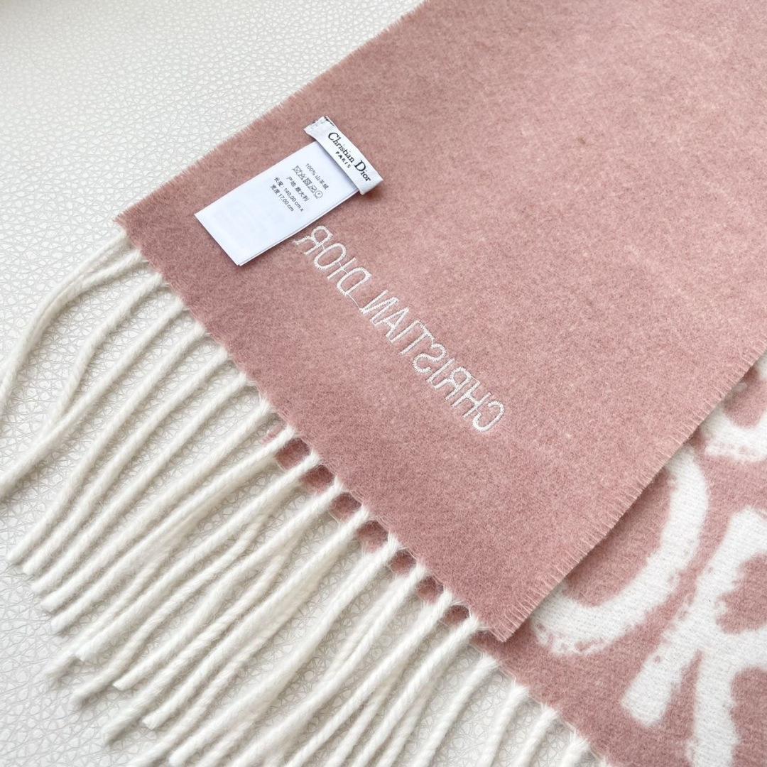 【DIOR 迪奥流苏长巾】尺寸:17×140CM材质:100%山羊绒爆款，专柜最新款式 双面羊绒 超百搭