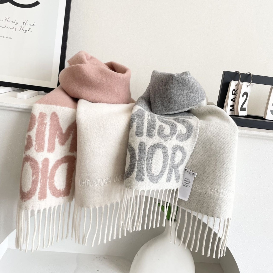 【DIOR 迪奥流苏长巾】尺寸:17×140CM材质:100%山羊绒爆款，专柜最新款式 双面羊绒 超百搭