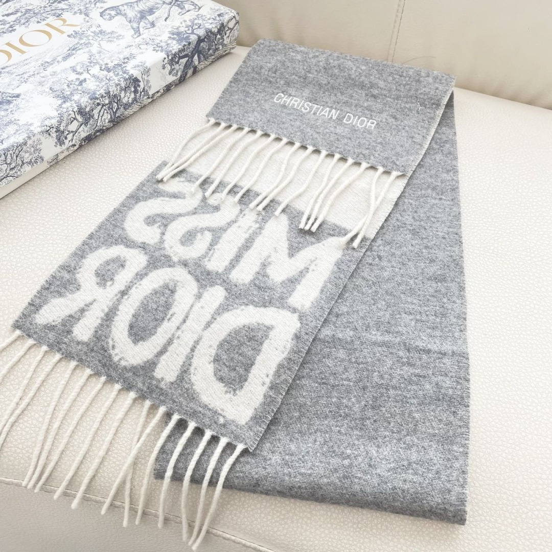 【DIOR 迪奥流苏长巾】尺寸:17×140CM材质:100%山羊绒爆款，专柜最新款式 双面羊绒 超百搭