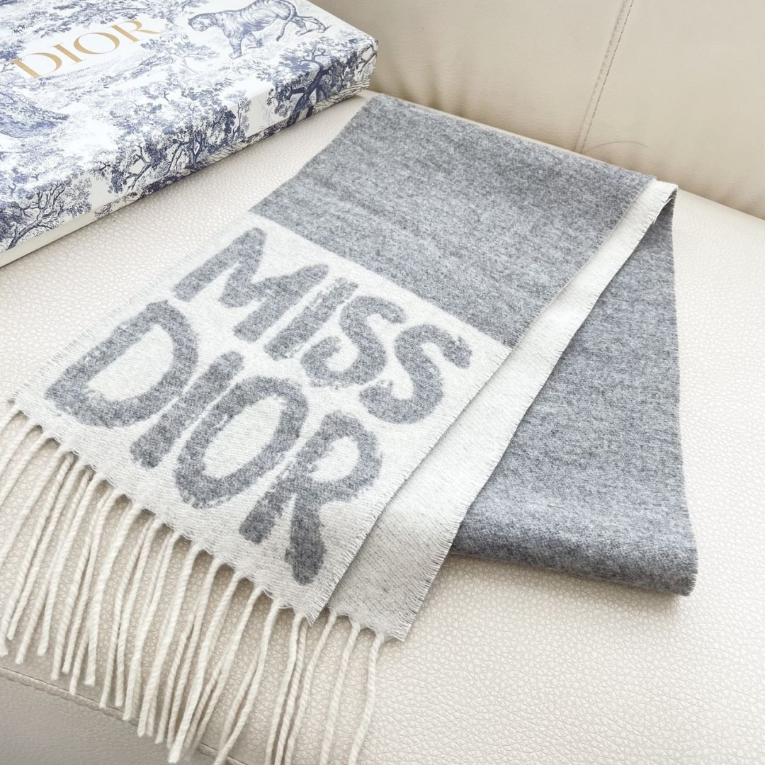 【DIOR 迪奥流苏长巾】尺寸:17×140CM材质:100%山羊绒爆款，专柜最新款式 双面羊绒 超百搭