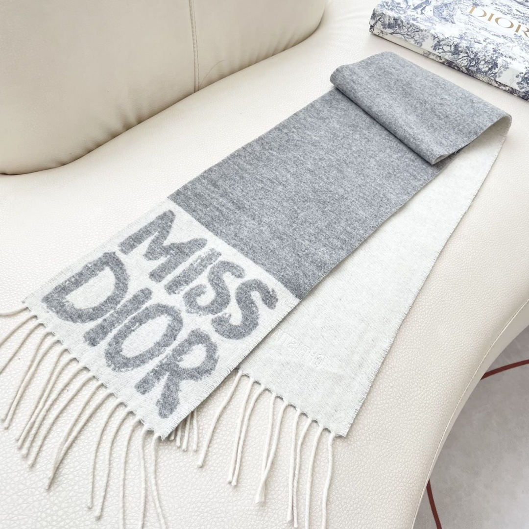 【DIOR 迪奥流苏长巾】尺寸:17×140CM材质:100%山羊绒爆款，专柜最新款式 双面羊绒 超百搭