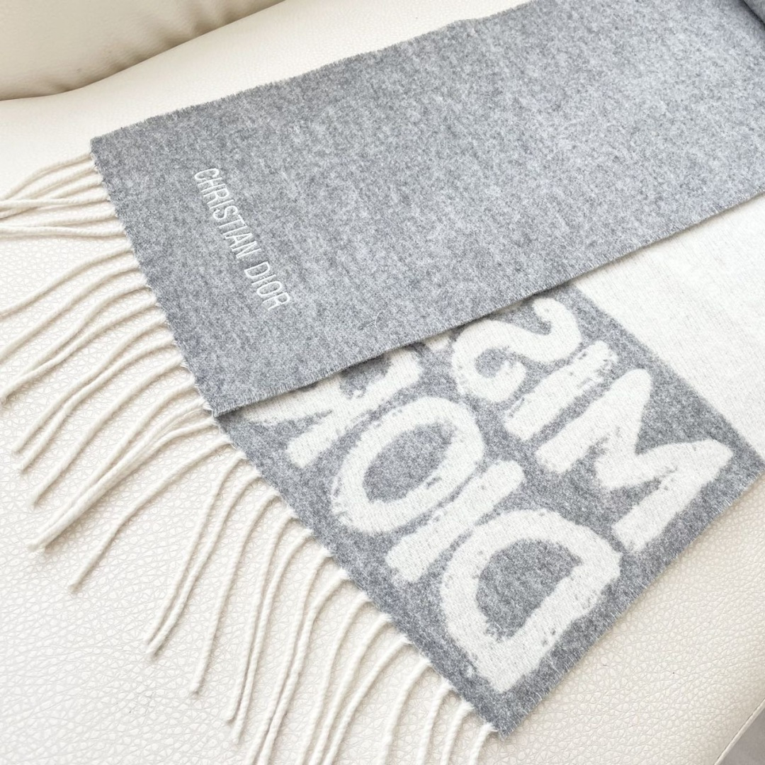 【DIOR 迪奥流苏长巾】尺寸:17×140CM材质:100%山羊绒爆款，专柜最新款式 双面羊绒 超百搭