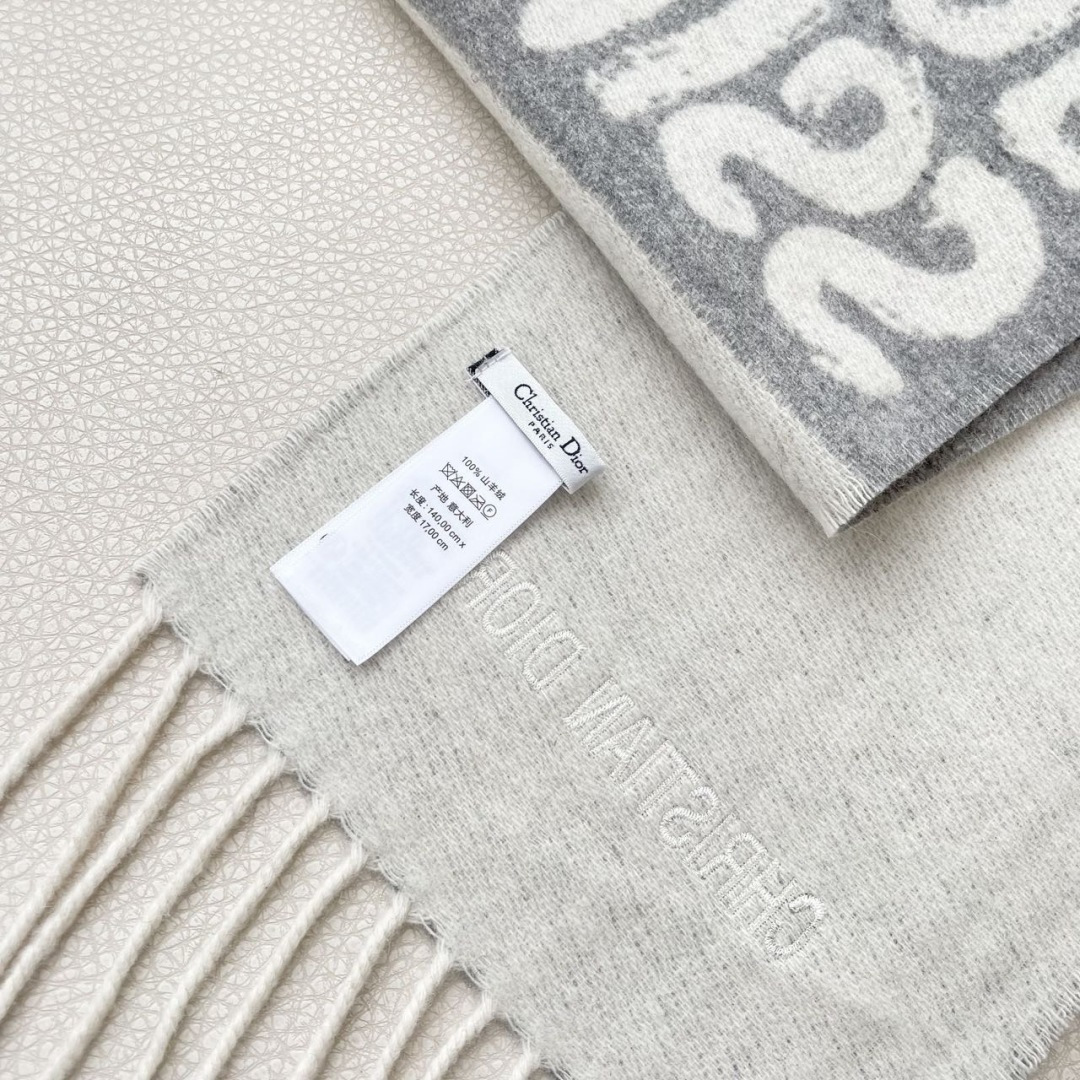 【DIOR 迪奥流苏长巾】尺寸:17×140CM材质:100%山羊绒爆款，专柜最新款式 双面羊绒 超百搭