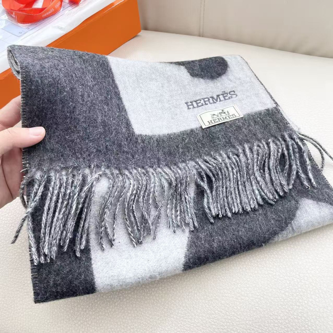 上新2025爱马仕男女款围巾且买且珍惜😍~都是出口订单所以比较难遇❤️东西讲究少而精😍好看的一定要收😎这