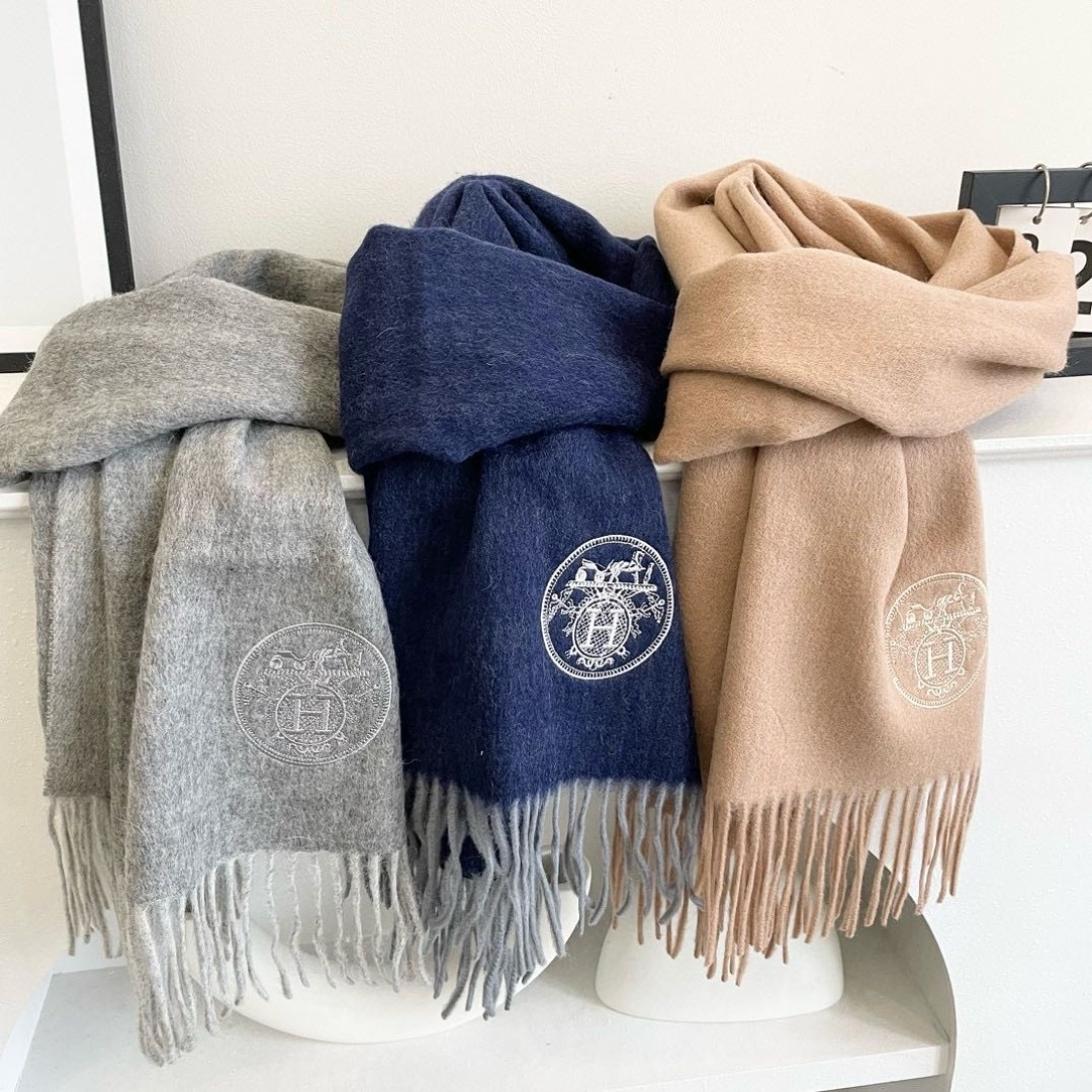 上新🌾爱马仕男女款围巾且买且珍惜😍~都是出口订单所以比较难遇❤️东西讲究少而精😍好看的一定要收😎这款H家