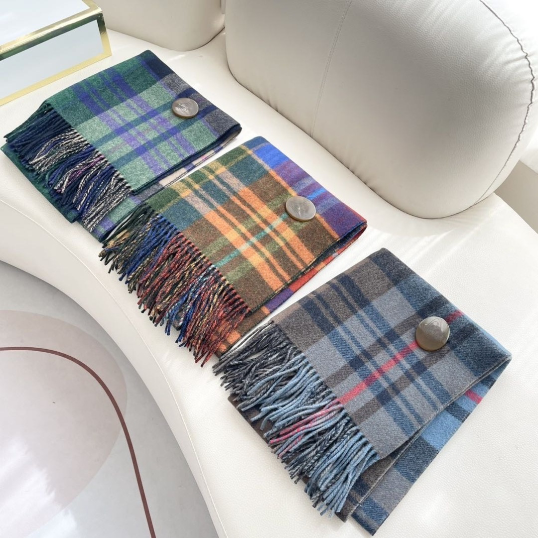 vivienne西太后 可披肩可围巾终于来啦，性价比爆棚的原单西太后土星双色羊毛围巾温暖又百搭。秋冬羊毛