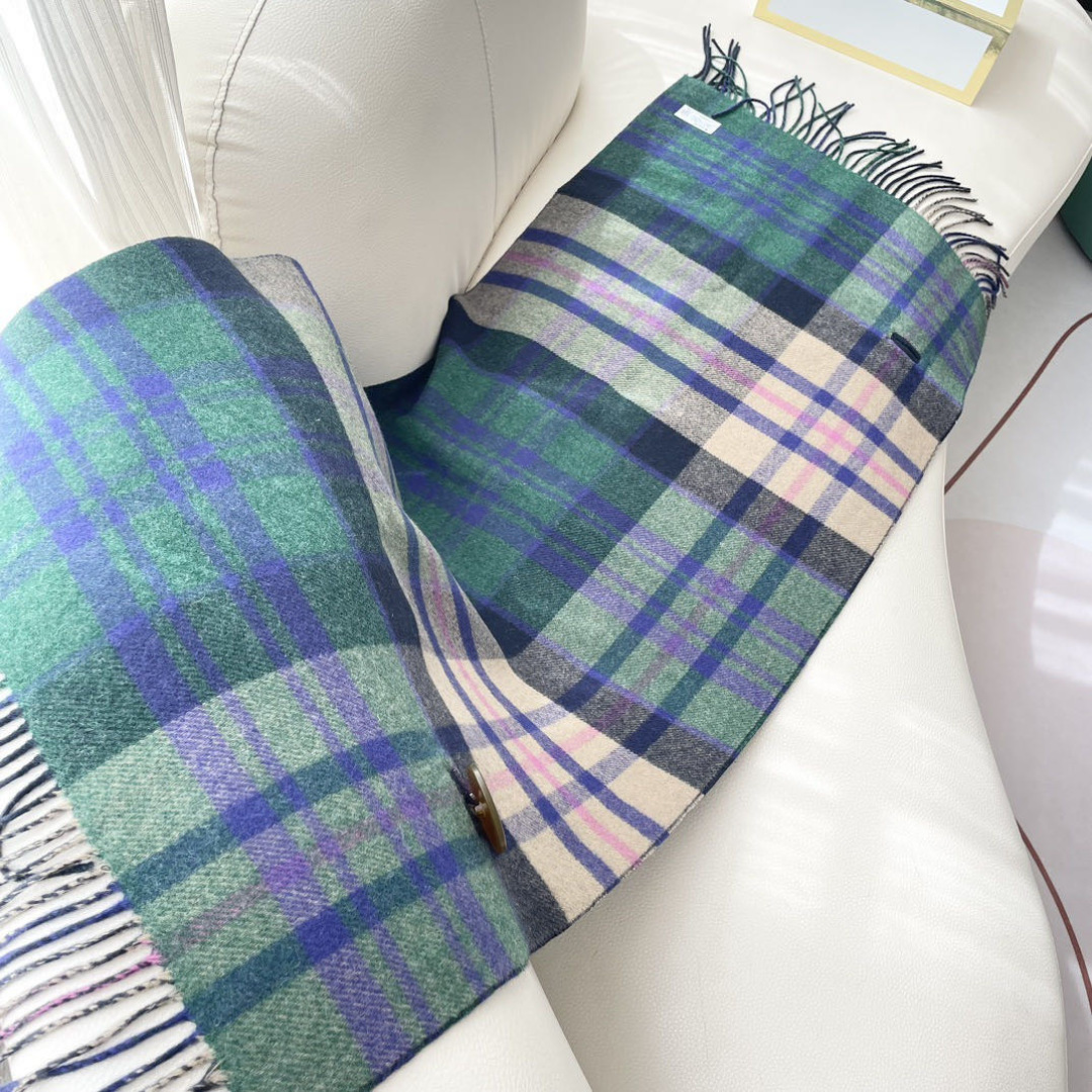 vivienne西太后 可披肩可围巾终于来啦，性价比爆棚的原单西太后土星双色羊毛围巾温暖又百搭。秋冬羊毛