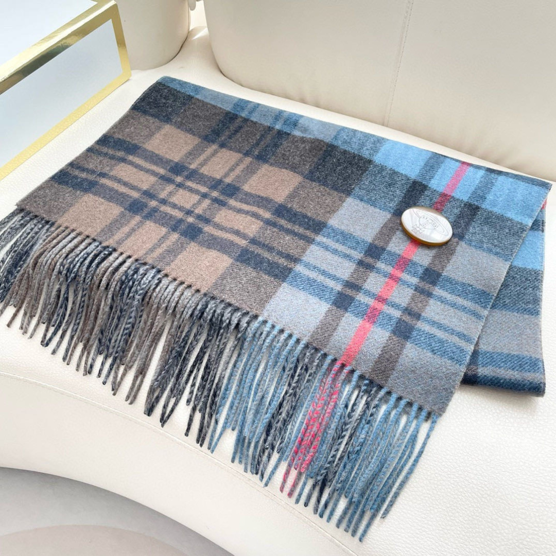 vivienne西太后 可披肩可围巾终于来啦，性价比爆棚的原单西太后土星双色羊毛围巾温暖又百搭。秋冬羊毛