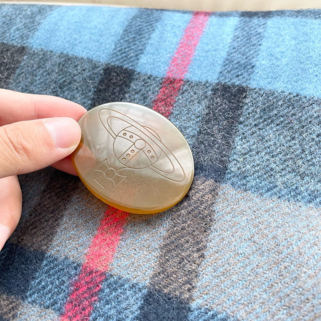 vivienne西太后 可披肩可围巾终于来啦，性价比爆棚的原单西太后土星双色羊毛围巾温暖又百搭。秋冬羊毛