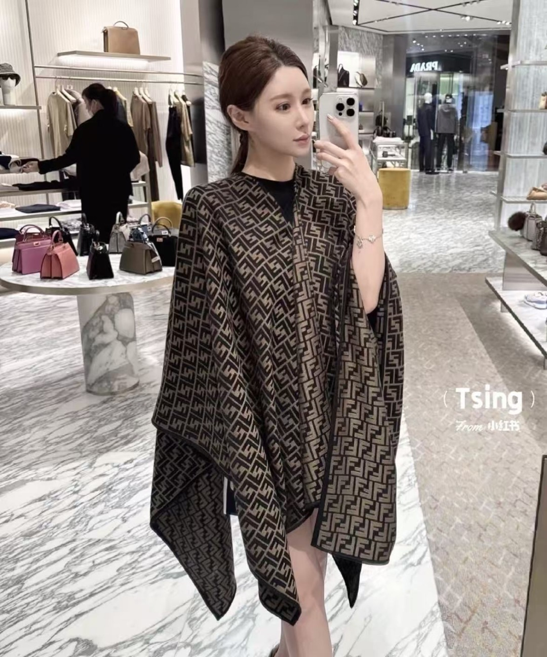 ✨✨爆款来了新款免代购❗️极品‼️重磅最新经典FF字母元素羊毛斗篷，大极品‼️F主打的斗篷，专柜也是刚上