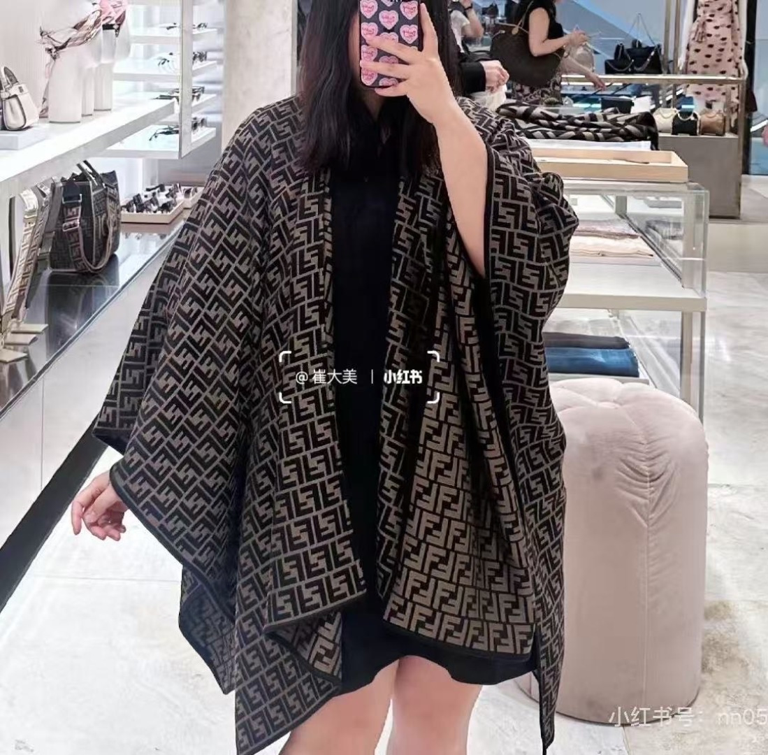✨✨爆款来了新款免代购❗️极品‼️重磅最新经典FF字母元素羊毛斗篷，大极品‼️F主打的斗篷，专柜也是刚上