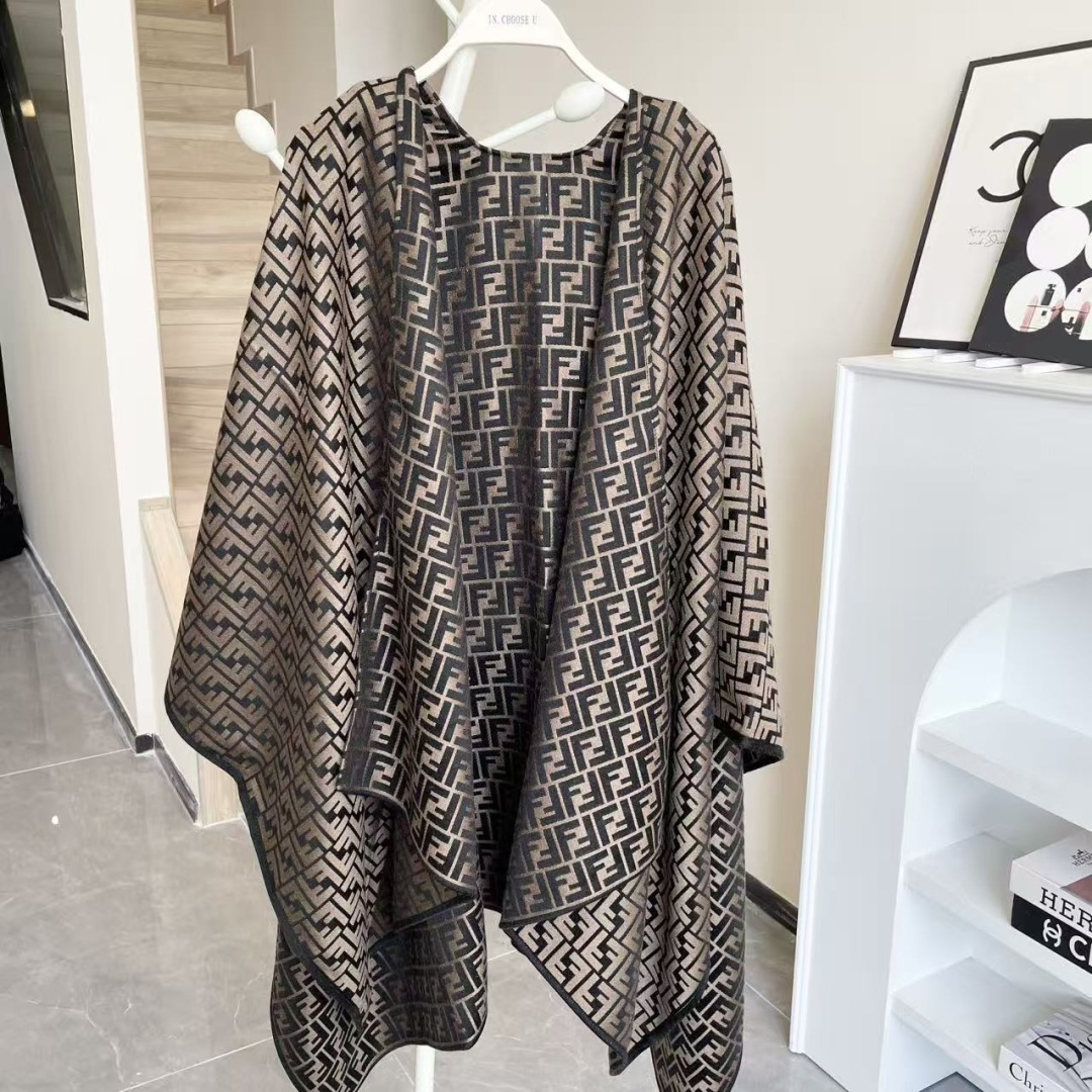 ✨✨爆款来了新款免代购❗️极品‼️重磅最新经典FF字母元素羊毛斗篷，大极品‼️F主打的斗篷，专柜也是刚上