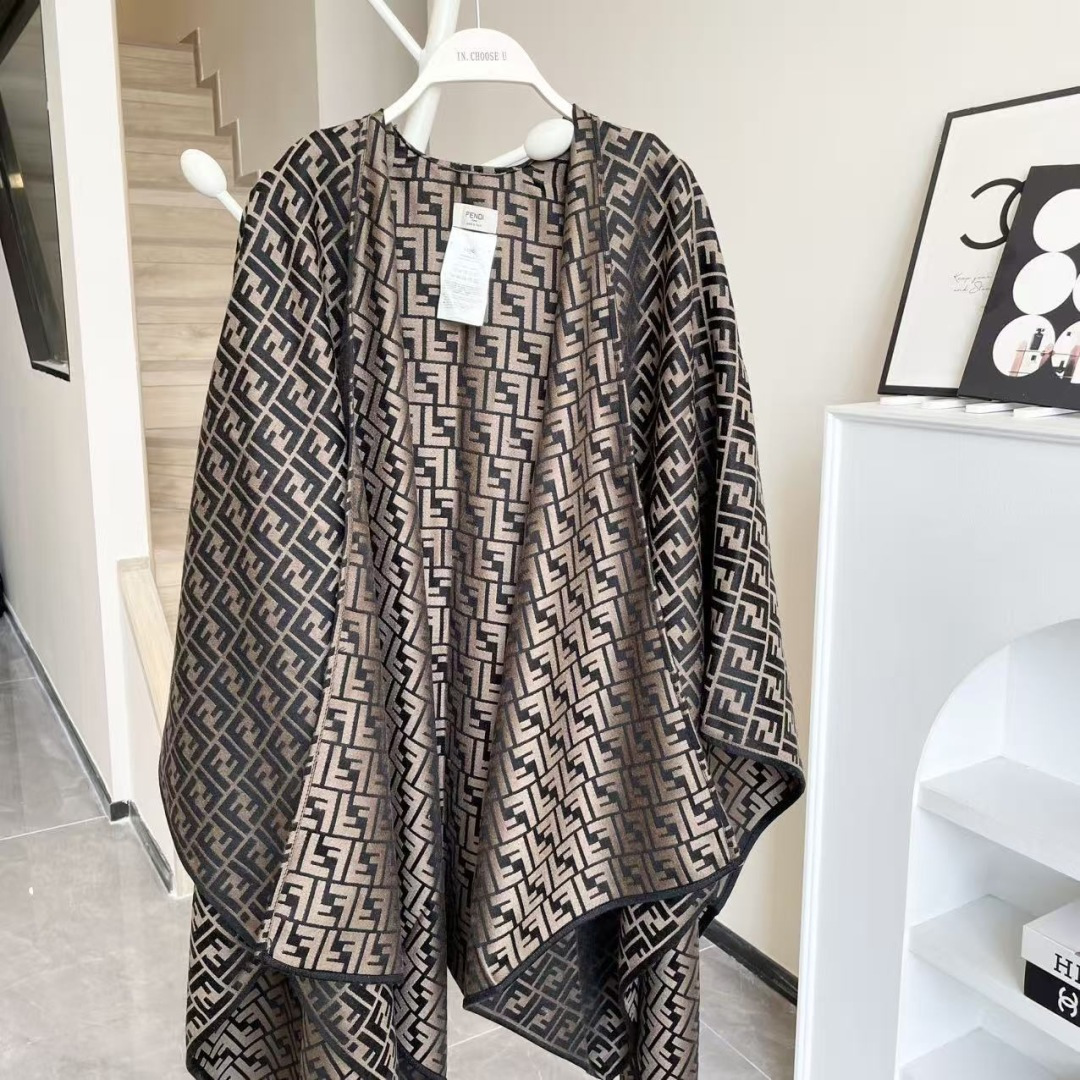 ✨✨爆款来了新款免代购❗️极品‼️重磅最新经典FF字母元素羊毛斗篷，大极品‼️F主打的斗篷，专柜也是刚上