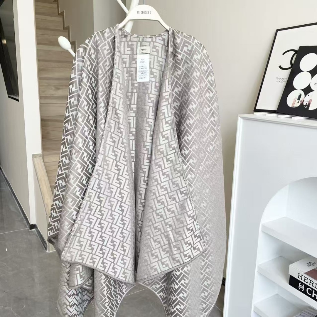 ✨✨爆款来了新款免代购❗️极品‼️重磅最新经典FF字母元素羊毛斗篷，大极品‼️F主打的斗篷，专柜也是刚上