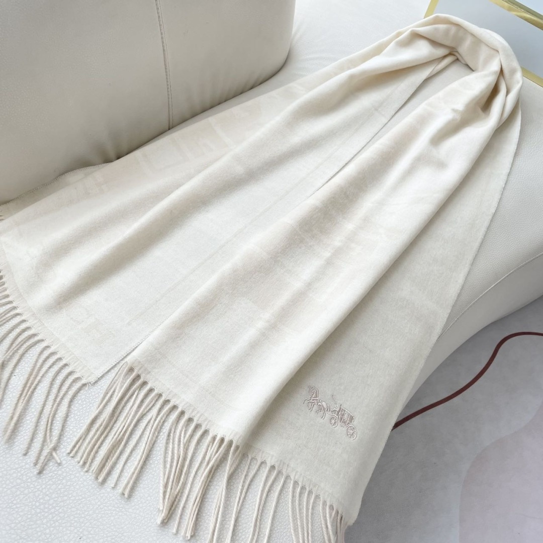 高版本✨【经典款】COACH经典 蔻驰披肩也太好看了吧！不仅有颜值还有品质，羊绒，手感超级软糯和舒服，尺