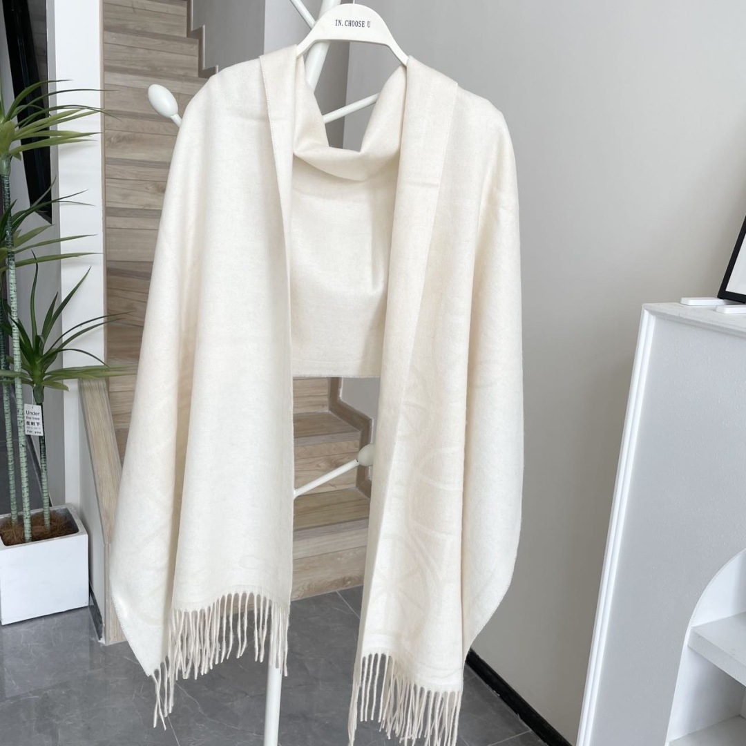 高版本✨【经典款】COACH经典 蔻驰披肩也太好看了吧！不仅有颜值还有品质，羊绒，手感超级软糯和舒服，尺