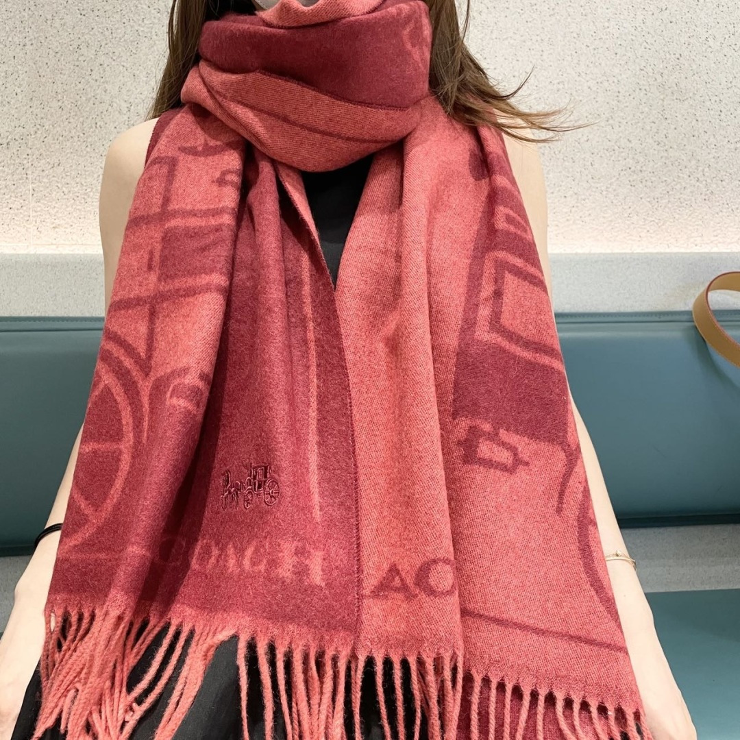 高版本✨【经典款】COACH经典 蔻驰披肩也太好看了吧！不仅有颜值还有品质，羊绒，手感超级软糯和舒服，尺