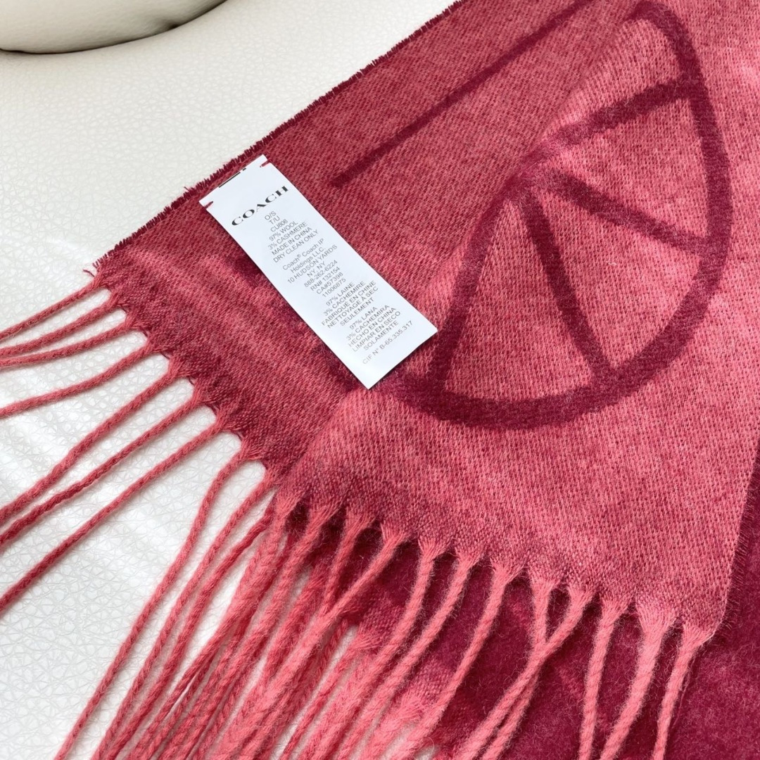 高版本✨【经典款】COACH经典 蔻驰披肩也太好看了吧！不仅有颜值还有品质，羊绒，手感超级软糯和舒服，尺