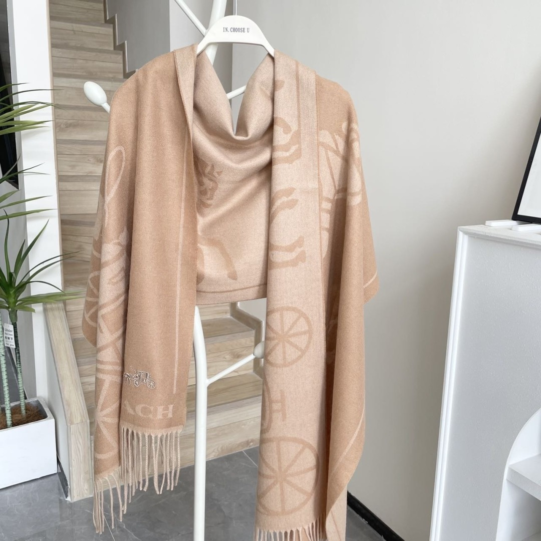 高版本✨【经典款】COACH经典 蔻驰披肩也太好看了吧！不仅有颜值还有品质，羊绒，手感超级软糯和舒服，尺