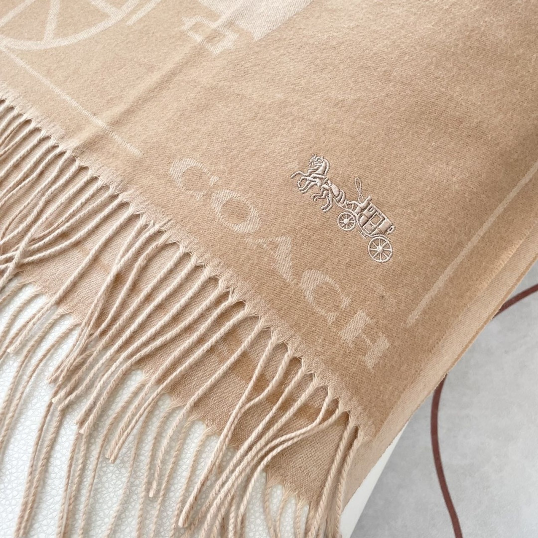 高版本✨【经典款】COACH经典 蔻驰披肩也太好看了吧！不仅有颜值还有品质，羊绒，手感超级软糯和舒服，尺