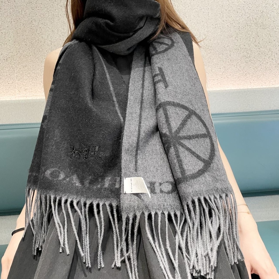 高版本✨【经典款】COACH经典 蔻驰披肩也太好看了吧！不仅有颜值还有品质，羊绒，手感超级软糯和舒服，尺