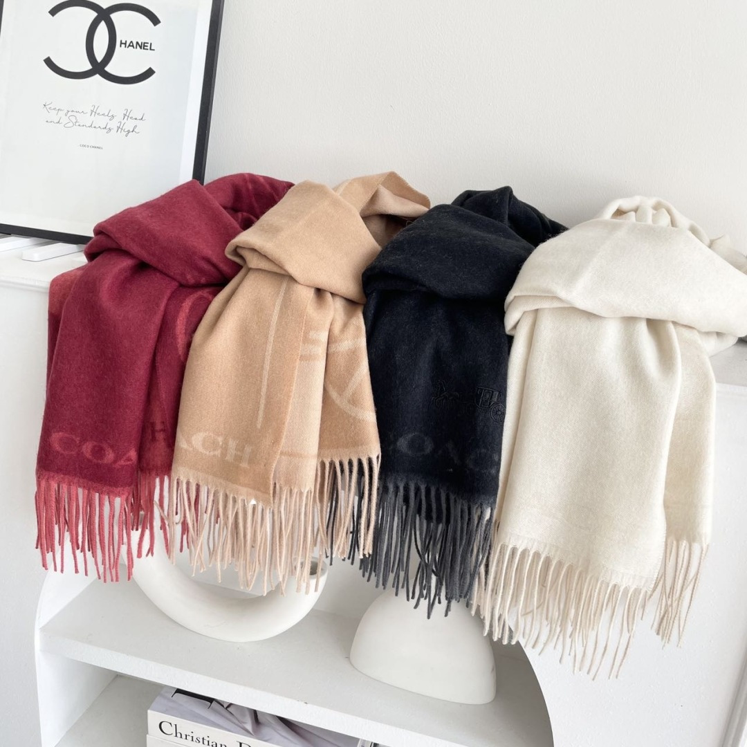 高版本✨【经典款】COACH经典 蔻驰披肩也太好看了吧！不仅有颜值还有品质，羊绒，手感超级软糯和舒服，尺