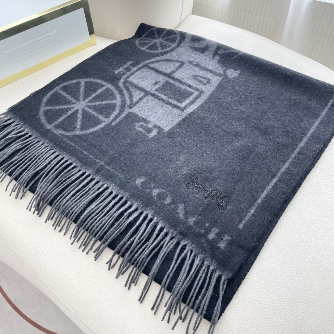 高版本✨【经典款】COACH经典 蔻驰披肩也太好看了吧！不仅有颜值还有品质，羊绒，手感超级软糯和舒服，尺