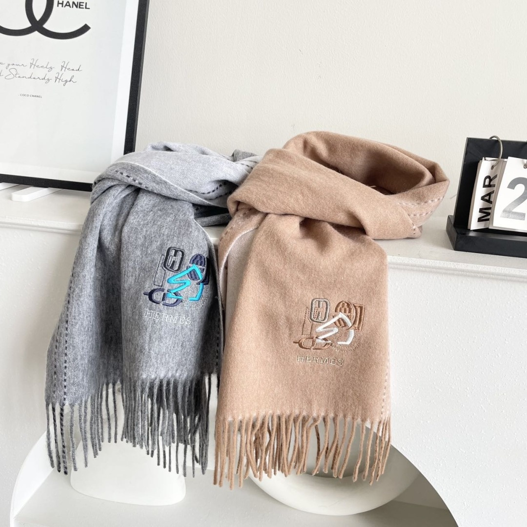 上新2025爱马仕双面男女款围巾且买且珍惜😍~都是出口订单所以比较难遇❤️东西讲究少而精😍好看的一定要收