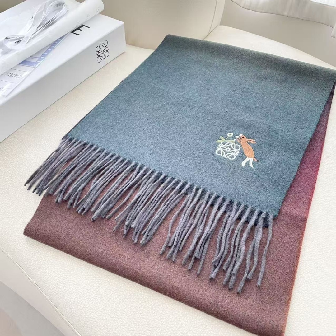 。爆款‼️顶级高尖端⚠️【LOEWE罗意威直供迪拜出口货‼️】🎀官网双面罗意威2025新品✨双面羊绒围巾