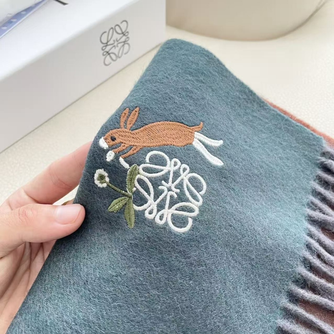 。爆款‼️顶级高尖端⚠️【LOEWE罗意威直供迪拜出口货‼️】🎀官网双面罗意威2025新品✨双面羊绒围巾